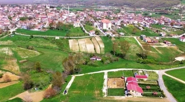 Çatalca satılık çiftlik evleri — köy yerleşimi ve çevresindeki tarım arazileri