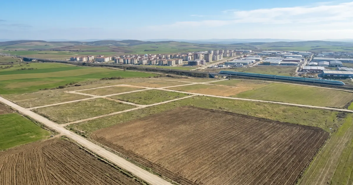 Trakya satılık sanayi imarlı arsalar — sanayi bölgesine komşu parsellenmiş araziler