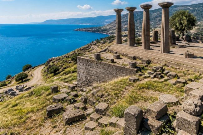 Tarihin ve Masmavi Denizin Buluştuğu Yer: Assos | Kuzey Ege’nin Değerli Yaşam Destinasyonu